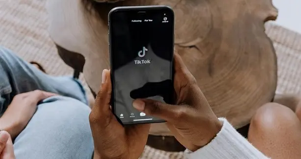 Das Teilen von TikTok-Videos auf WhatsApp: Ein Blick in die rechtlichen Grauzonen